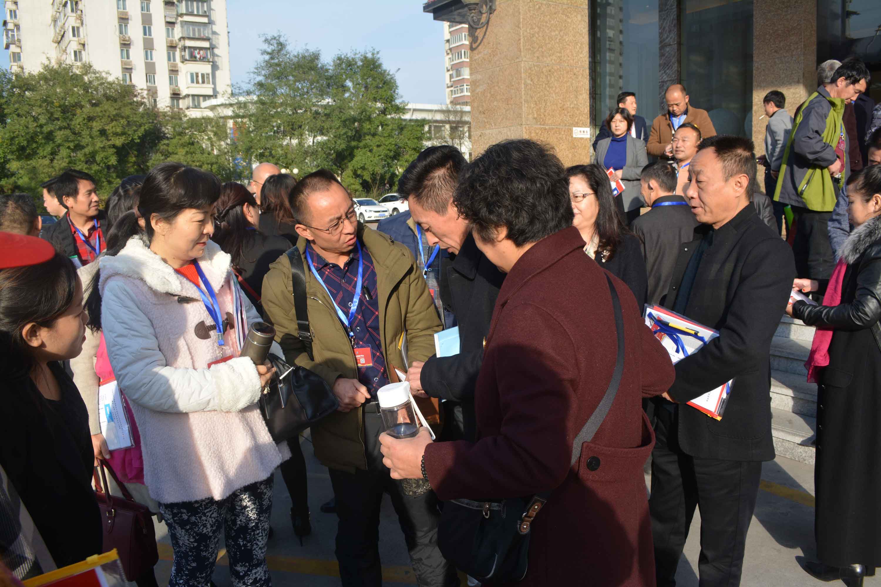 领导和成员亲切交流.jpg