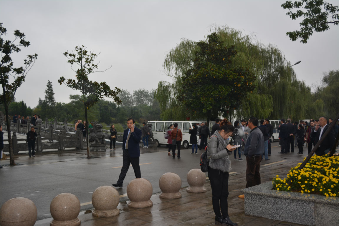 代表参观考察八里河生态区.jpg